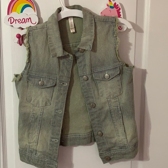 Vest - Picture 1 of 3